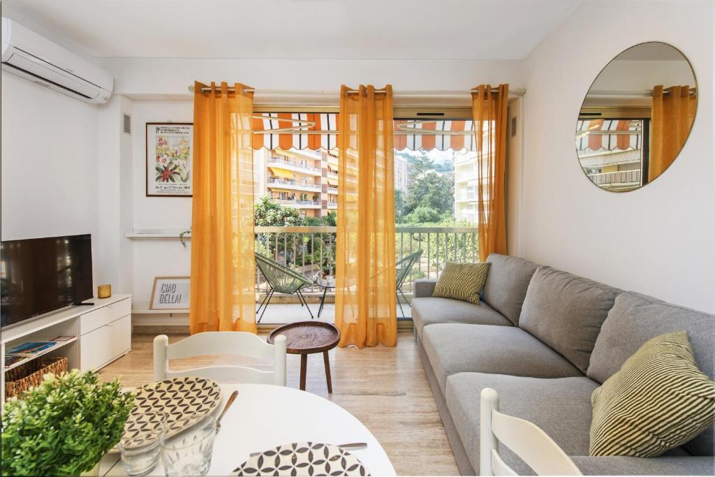 un salon avec un canapé et une table dans l'établissement Colonel hébert deux pièces climatisé, à Menton