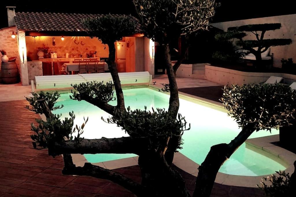 Photo de la galerie de l'établissement Maison provençale avec piscine, à Manosque