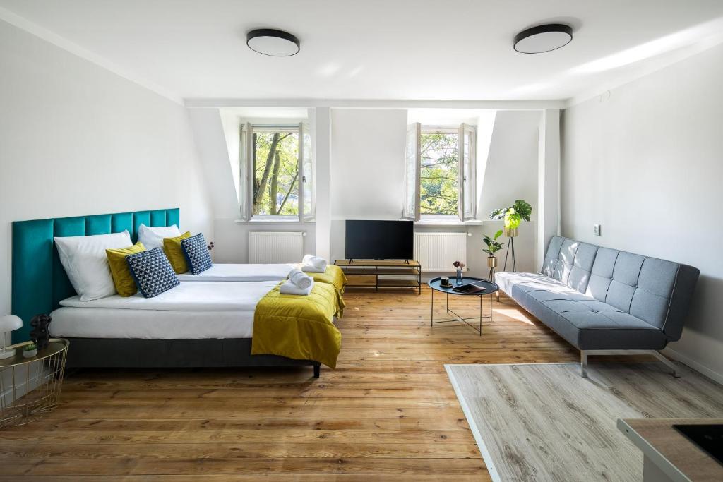 una camera da letto con un letto e un divano di GA Apartments a Cracovia