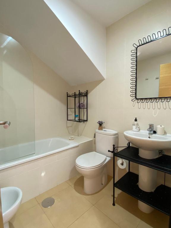 a bathroom with a sink and a toilet and a tub at Condado de Alhama, Jardin 11 in Alhama de Murcia