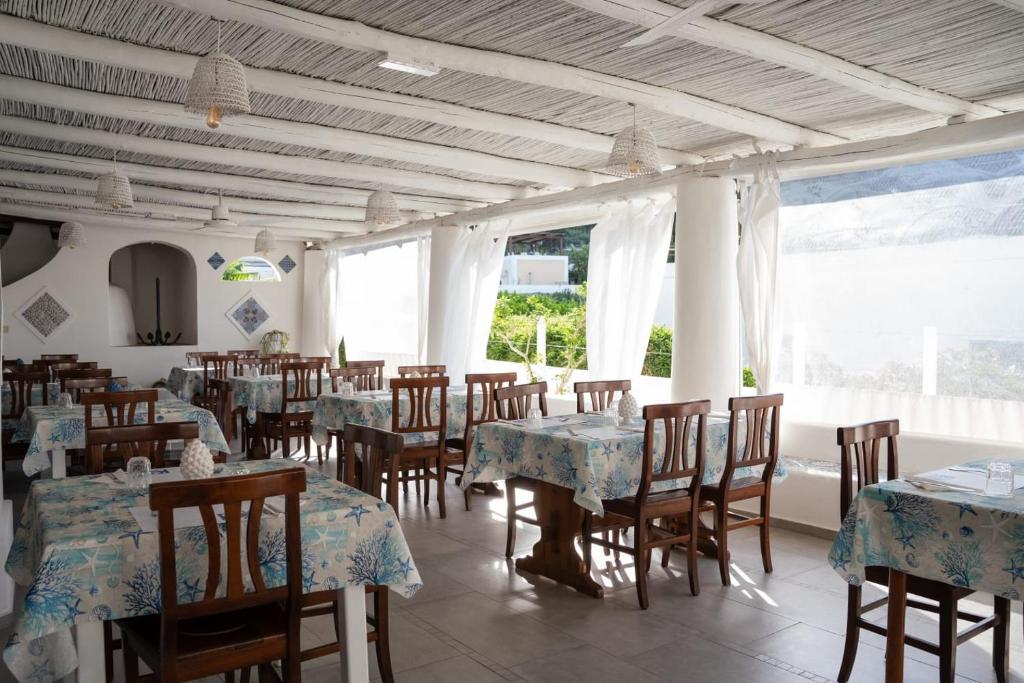 A restaurant or other place to eat at Hotel Rodà