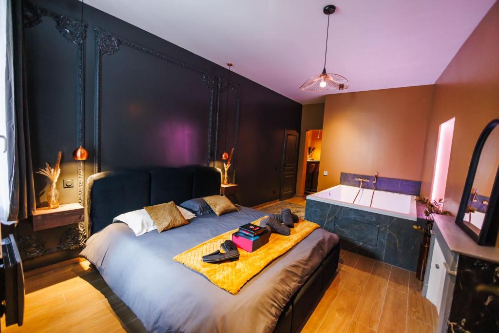Ένα ή περισσότερα κρεβάτια σε δωμάτιο στο Dreamy Room - Evasion, balnéo & cinéma privé