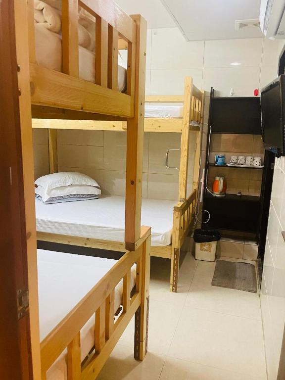 Giường trong phòng chung tại Johnson Hostel
