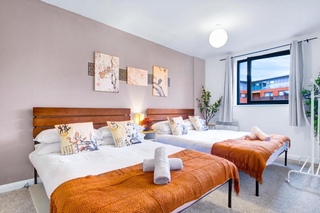 Un dormitorio con dos camas y una ventana en Chinese Suite with Free Parking, Games, Netflix- Coffee Machine 家庭, en Birmingham