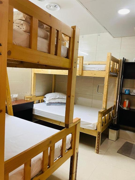 Giường trong phòng chung tại Johnson Hostel