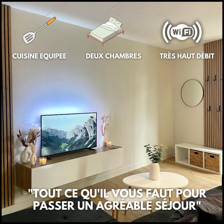 - un salon doté d'une télévision dans l'établissement Sologne évasion, à La Ferté-Saint-Aubin