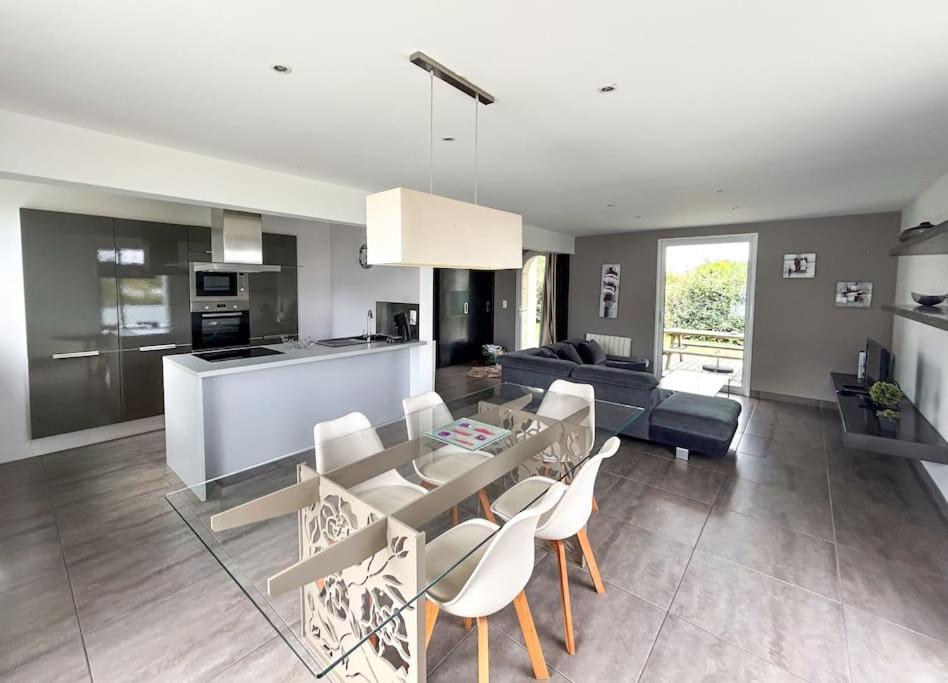 une cuisine et un salon avec une table et des chaises dans l'établissement Maison avec jardin à 300 m de la mer, à Saint-Pierre-Quiberon