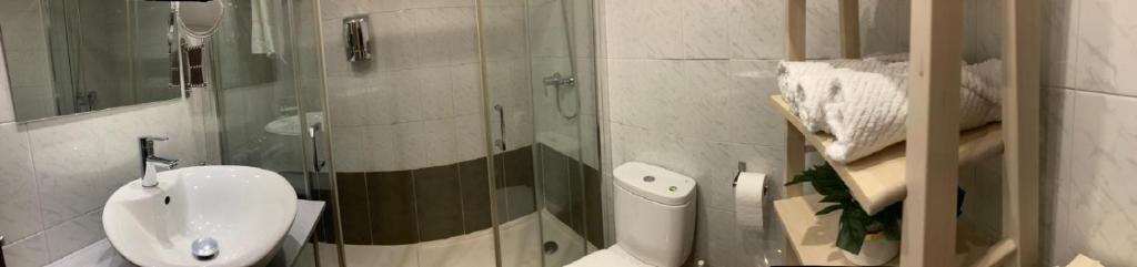 une salle de bain avec douche, lavabo et toilettes dans l'établissement Apartamento El Olmo - casco histórico de Zaragoza, à Saragosse