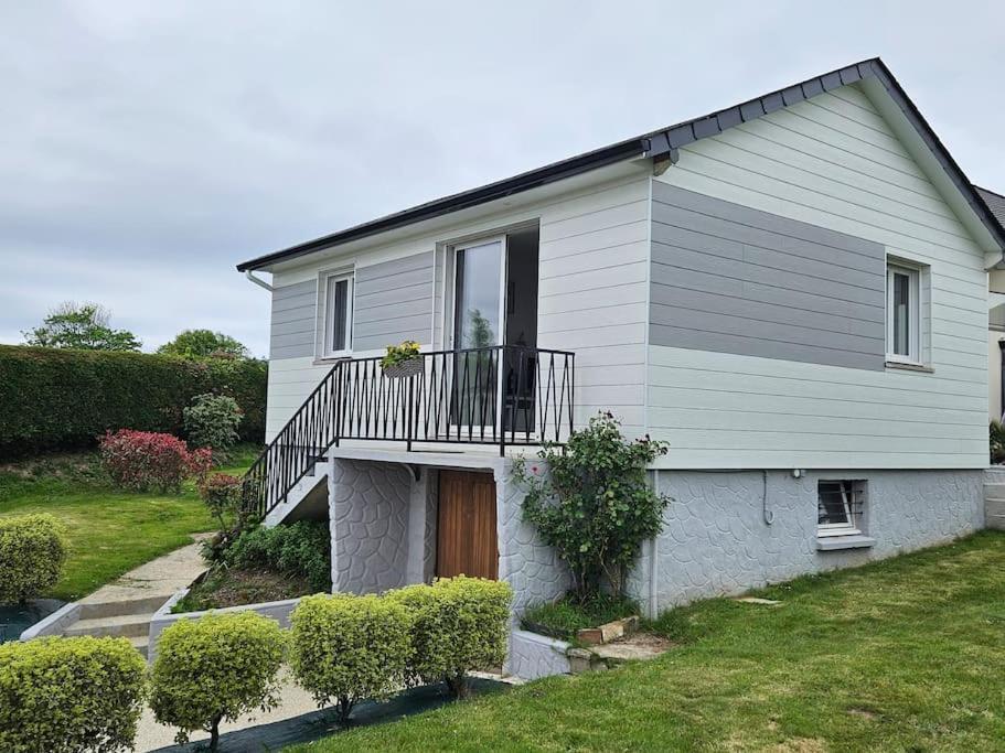 Cette maison blanche dispose d'un balcon et d'une cour. dans l'établissement Charmante maison proche Etretat Chez Fleurette, au Tilleul