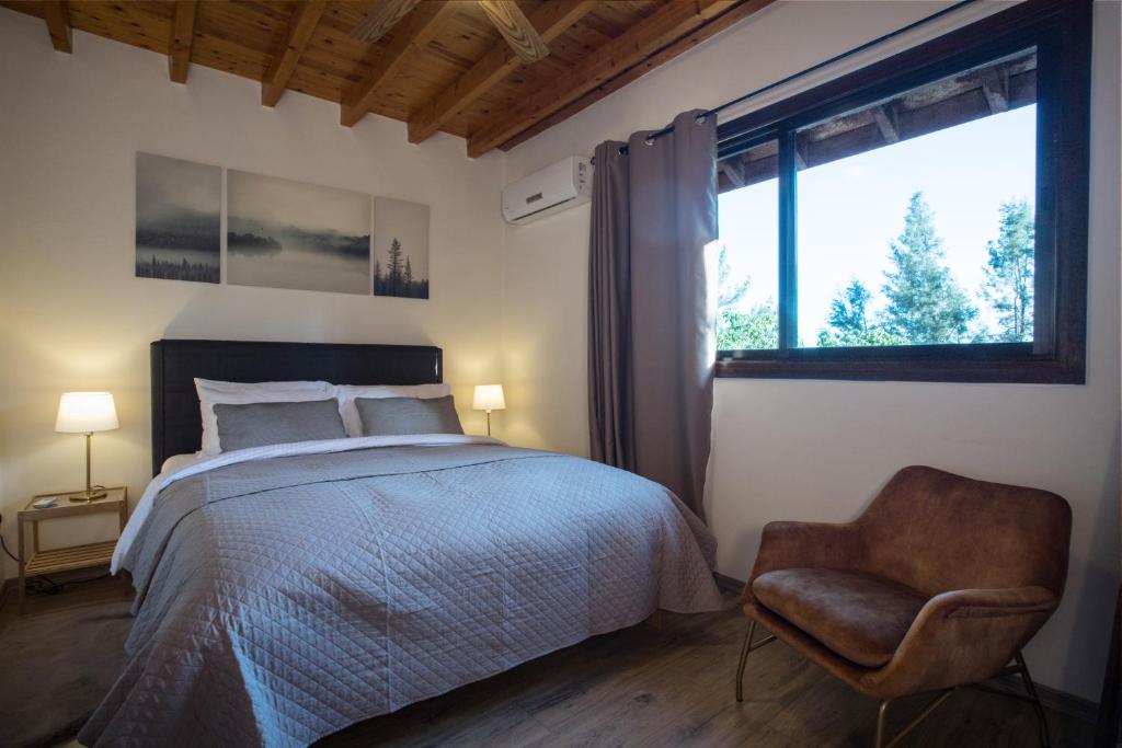 Postel nebo postele na pokoji v ubytování Cozy mountain apartment in Platres