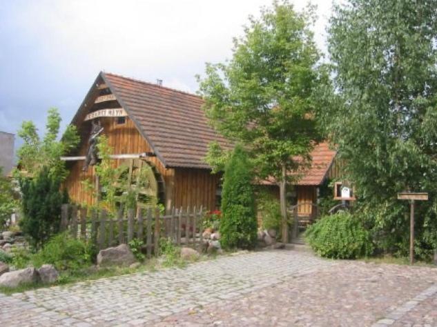 a small village with trees and shrubbery at Czarci Młyn in Grudziądz