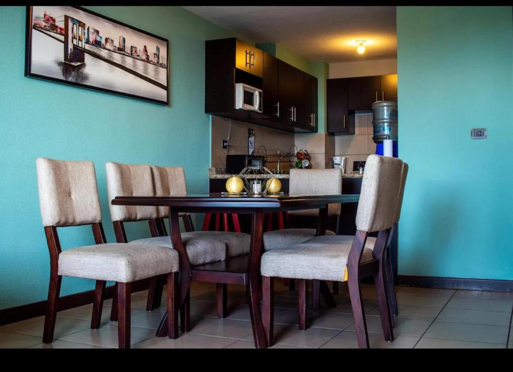 a kitchen with a dining room table and chairs at The king inn Habitacion # 3 Estadia por habitacion in Guatemala