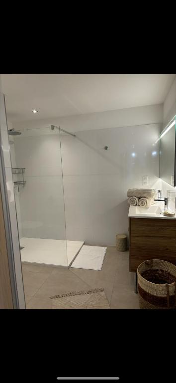 Photo de la galerie de l'établissement Appartement T3 Saint Florent bord de plage vue mer piscine privée, à Niort