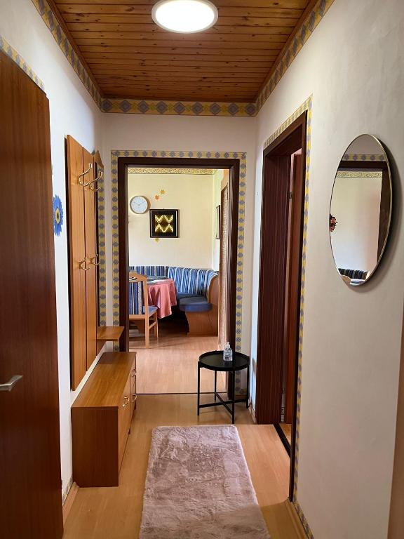 TV a/nebo společenská místnost v ubytování Retro Wohnung Niklasdorf