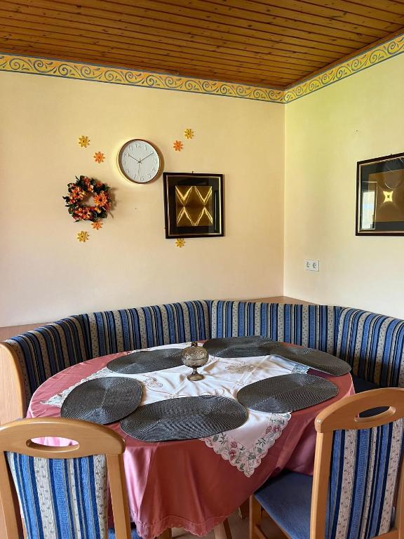 Posezení v ubytování Retro Wohnung Niklasdorf