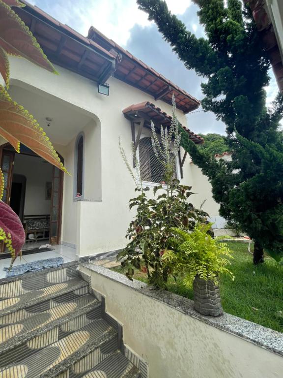 una casa con escaleras que conducen al patio delantero en Casa Pet Friendly, en Guarapari