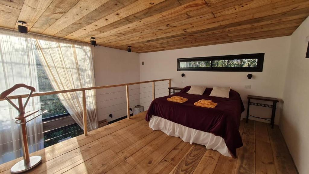 サルタにあるCabaña del Cedro Azul, San Lorenzoの木製の天井が特徴のベッドルーム1室(ベッド1台付)