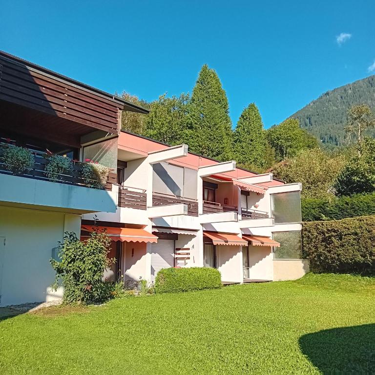 un edificio con un prato davanti di Ferienwohnung Watzmann Nesterl a Berchtesgaden