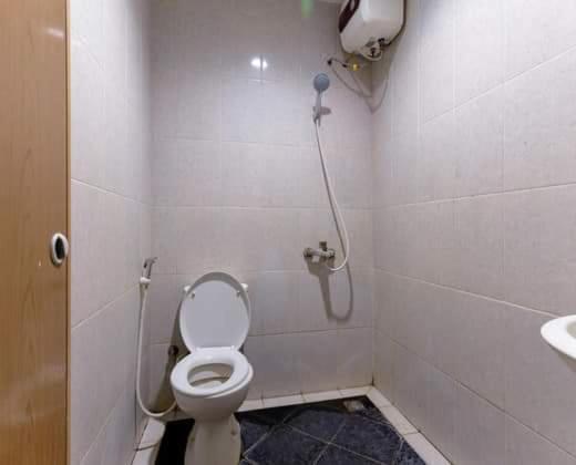 e bagno con servizi igienici e doccia. di Tapian Ratu Camp real a Bukittinggi