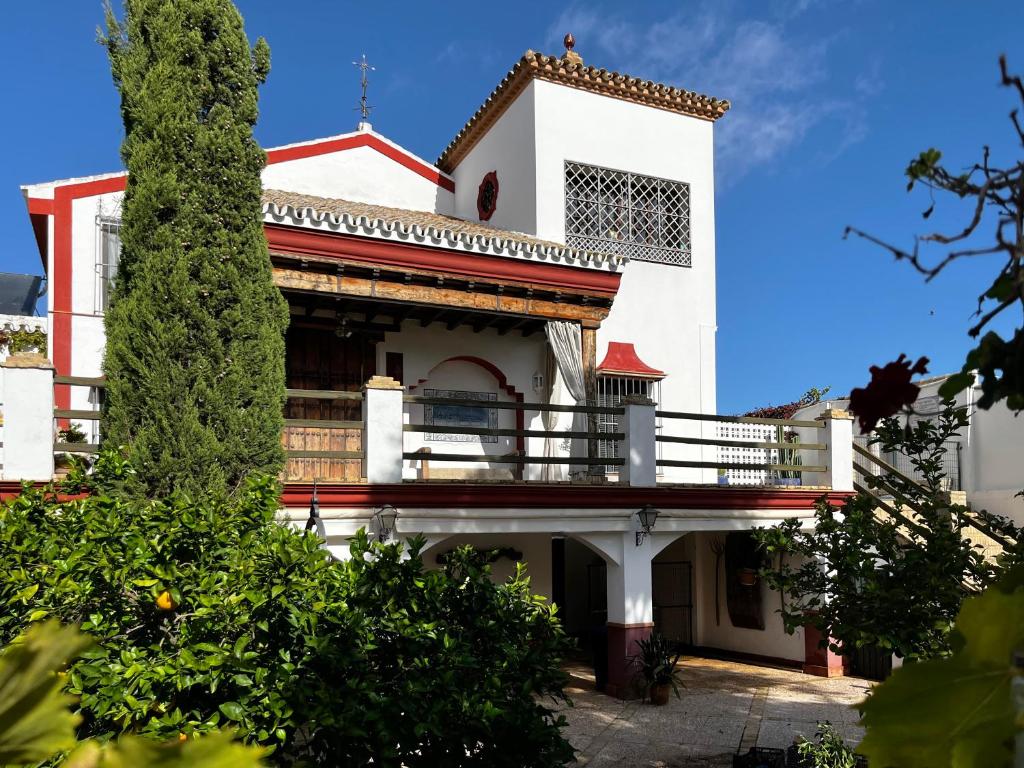 a white building with a balcony on the side at Az-zait in Aznalcázar