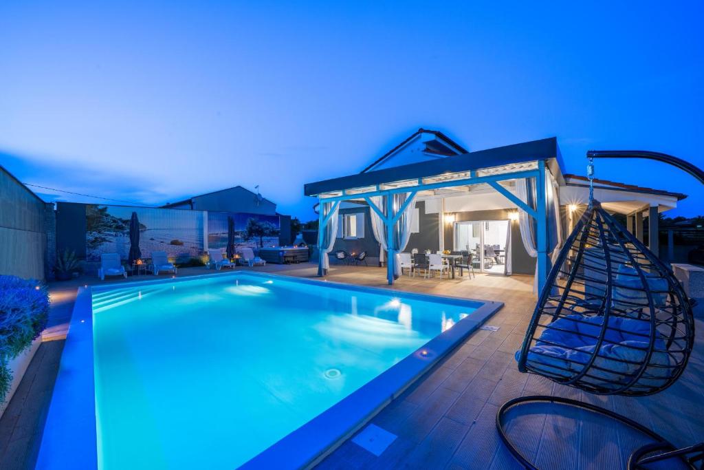 Πισίνα στο ή κοντά στο Villa Beauty with heated pool and jacuzzi