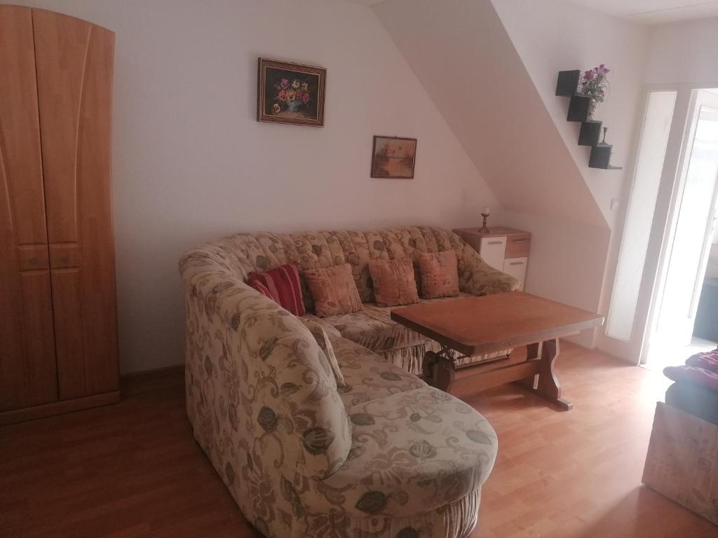 un soggiorno con un divano e un tavolo di Ferienwohnung Dolecki Rippach a Lützen