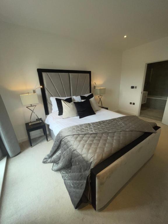 Postel nebo postele na pokoji v ubytování Superior Large Suite Luxury Living City Apartment, 2 Kingsize Bedrooms Business Suite - Free WiFi