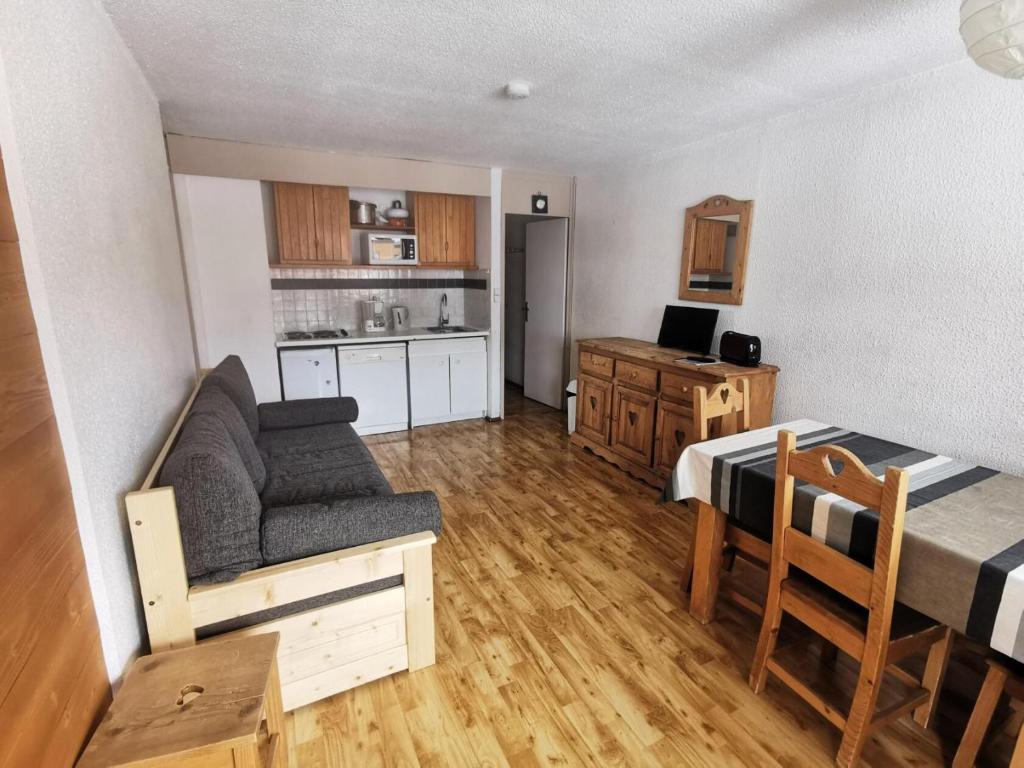 Résidence Mustag - Appartement 3 pièces - Plagne Centre MAE-4754 في آيم لا بْلانيِ: غرفة معيشة مع أريكة ومطبخ