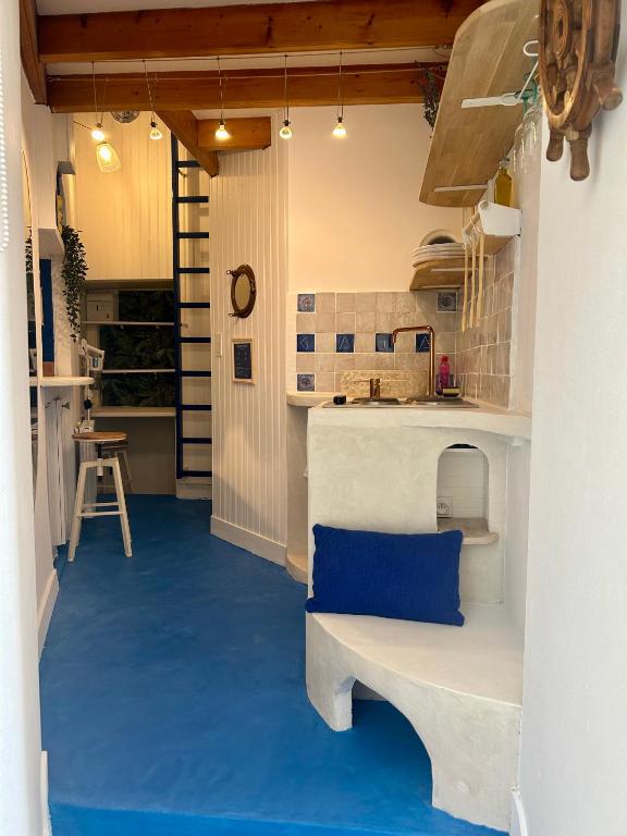 - un salon avec un sol bleu et un banc dans l'établissement Gaïa, à Vannes