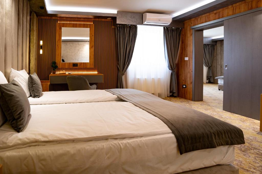 Postel nebo postele na pokoji v ubytování Hanul Domnesc Imperial Hotel & SPA