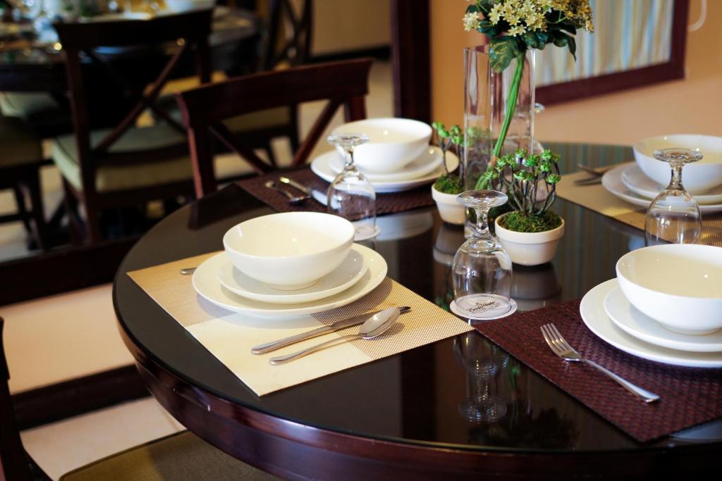 Příslušenství pro přípravu čaje a kávy v ubytování Crosswinds Resort Suites