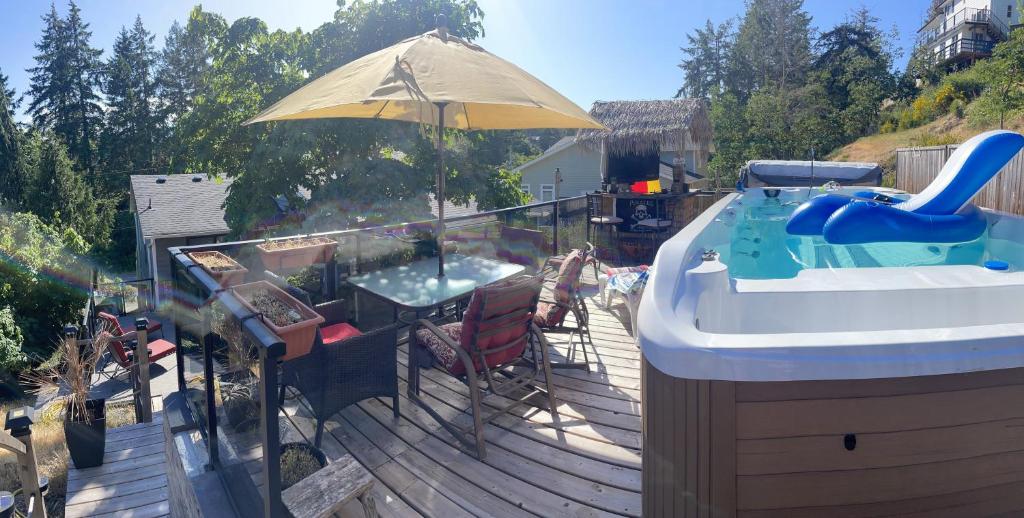 Bazén v ubytování Trader Vics Tiki Bar n Grill nebo v jeho okolí