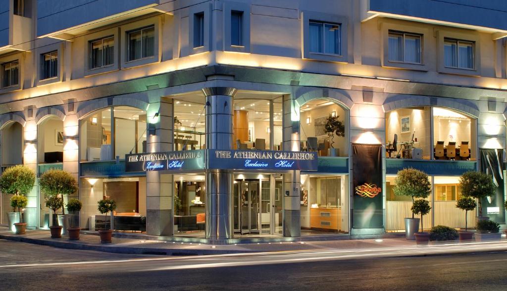un edificio en una calle por la noche con luces en The Athenian Callirhoe Exclusive Hotel, en Atenas