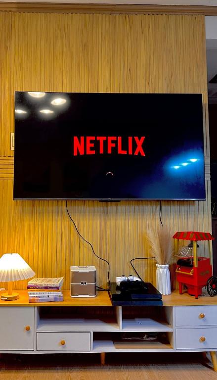 TV a/nebo společenská místnost v ubytování Vibin Chill Staycation