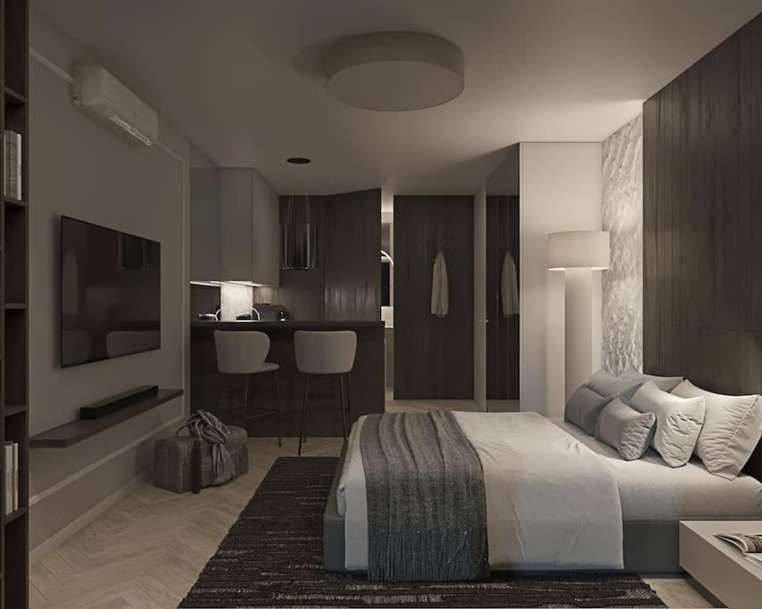 クラクフにあるPrestiżowy apartament A free parkingのキングサイズのベッドとキッチンのあるベッドルーム