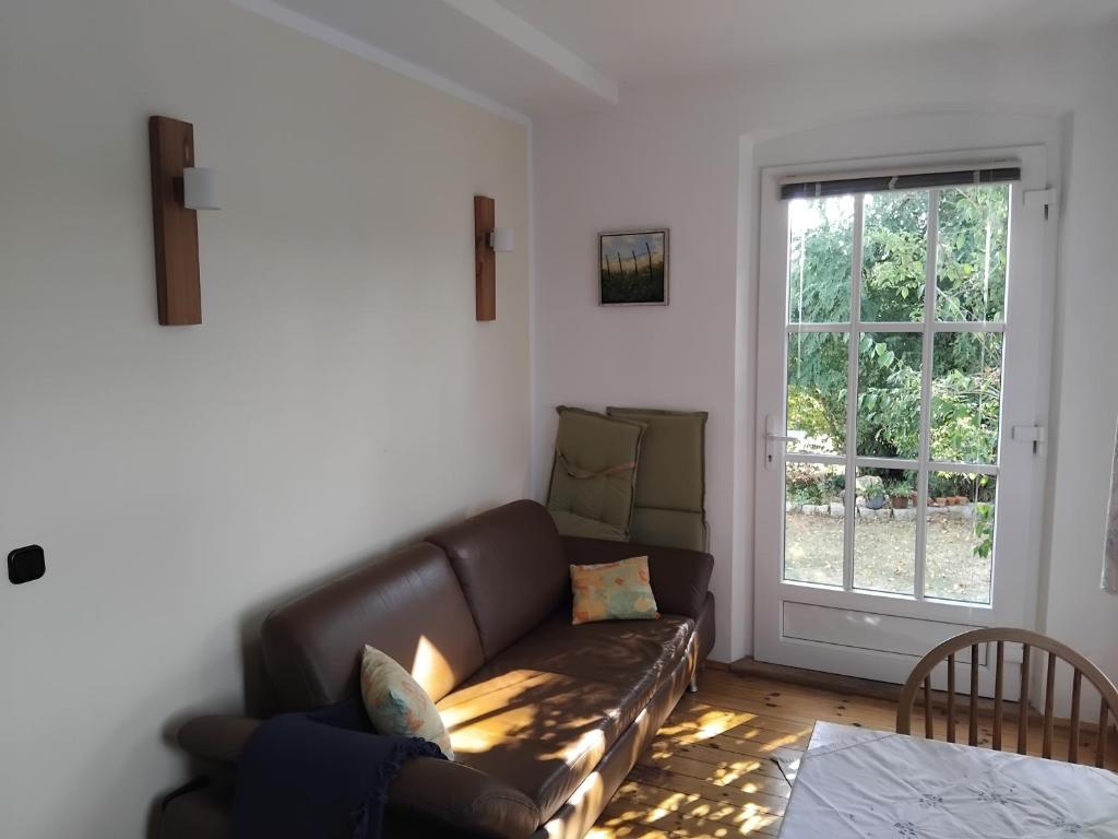 een woonkamer met een bank en een raam bij Ferienwohnung Linde bei Ferienwohnungen May in Plankenfels