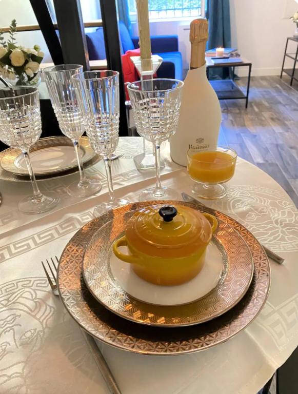 une table avec une assiette et une bouteille de vin dans l'établissement Hypercenter Lyon, à Fourvière