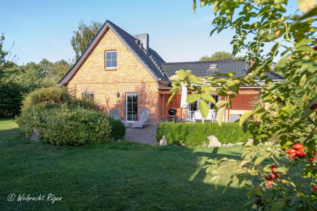 an old brick house with a garden and a lawn at Ferienhaus Luppath in Poseritz