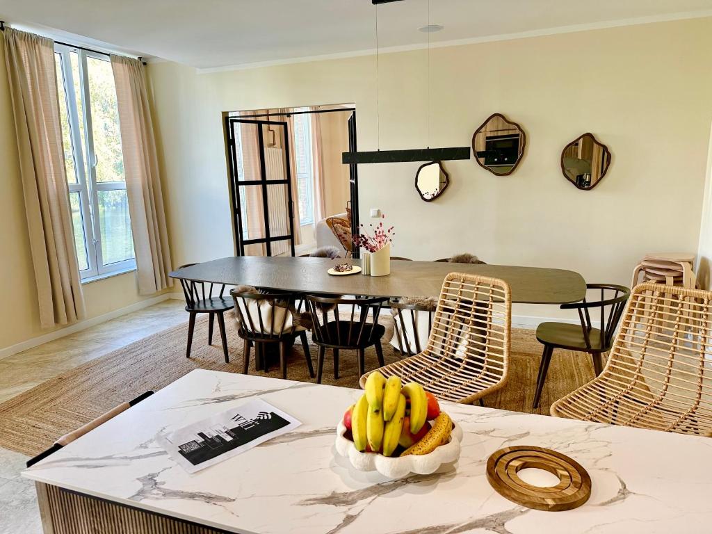 a dining room with a table with bananas on it at Sanierte 5 Zimmer Luxus Standard Apartment auf 350qm in Hamburg