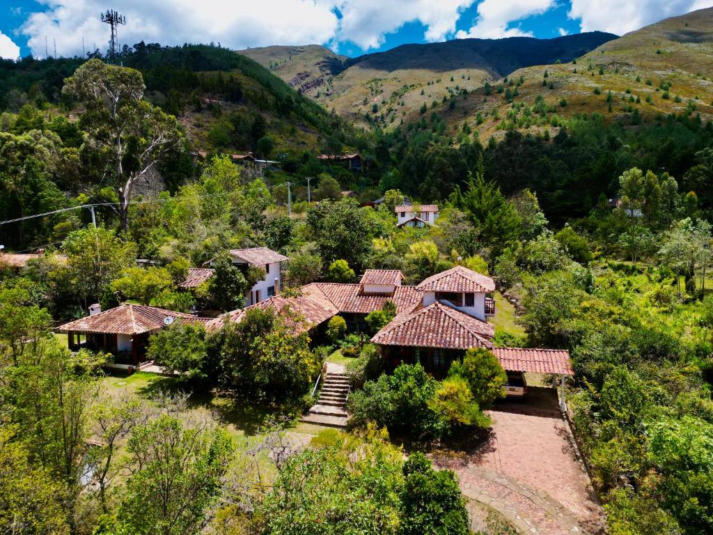 Una vista aérea de una casa con montañas al fondo. en Hostal Renacer, en Villa de Leyva
