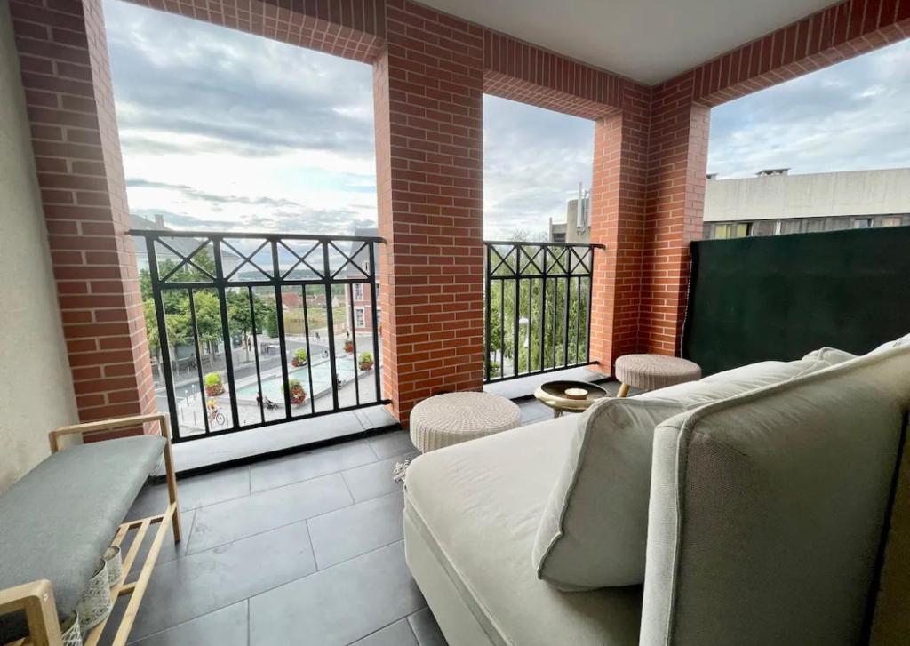 - un salon avec un tableau noir et un canapé dans l'établissement La Belle Etape, à Noisy-le-Grand