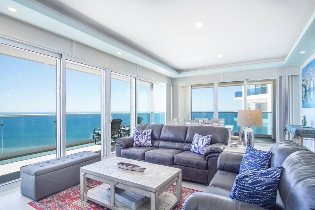 ein Wohnzimmer mit Sofa und Tisch in der Unterkunft Encantame Towers 2 -Bedroom Luxury DLX Verano E905- Corner Balcony in Playa Encanto