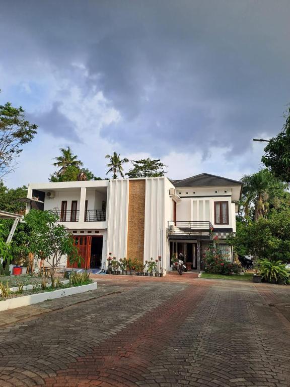 ein Gebäude mit einer Backsteinstraße davor in der Unterkunft Merapi View Homestay Paviliun in Ngaglik