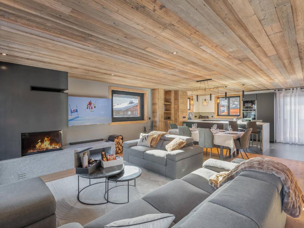 un salon avec un canapé et une cheminée dans l'établissement Charmant appartement au centre avec sauna et balcon à Megève - FR-1-569-114, à Megève