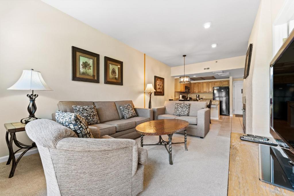 una sala de estar con un sofá y una mesa en Greens at Copper 217 by Summit County Mountain Retreats, en Copper Mountain