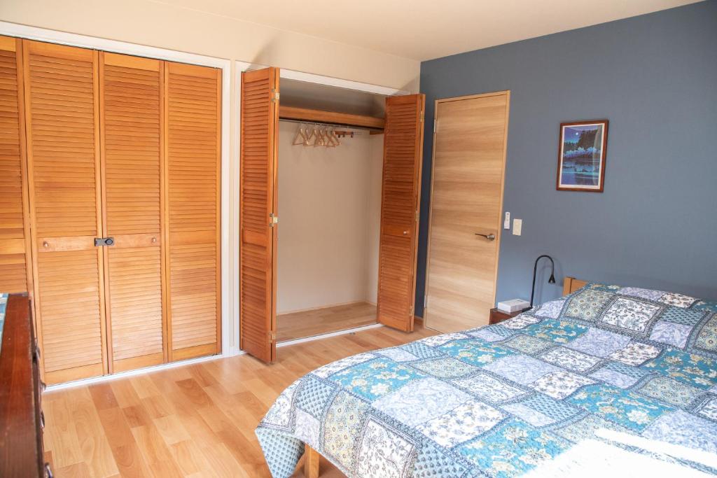 Postel nebo postele na pokoji v ubytování Quiet 3 bedroom house 2 min walk from UNESCO shrines