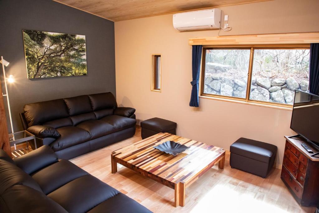 Posezení v ubytování Quiet 3 bedroom house 2 min walk from UNESCO shrines