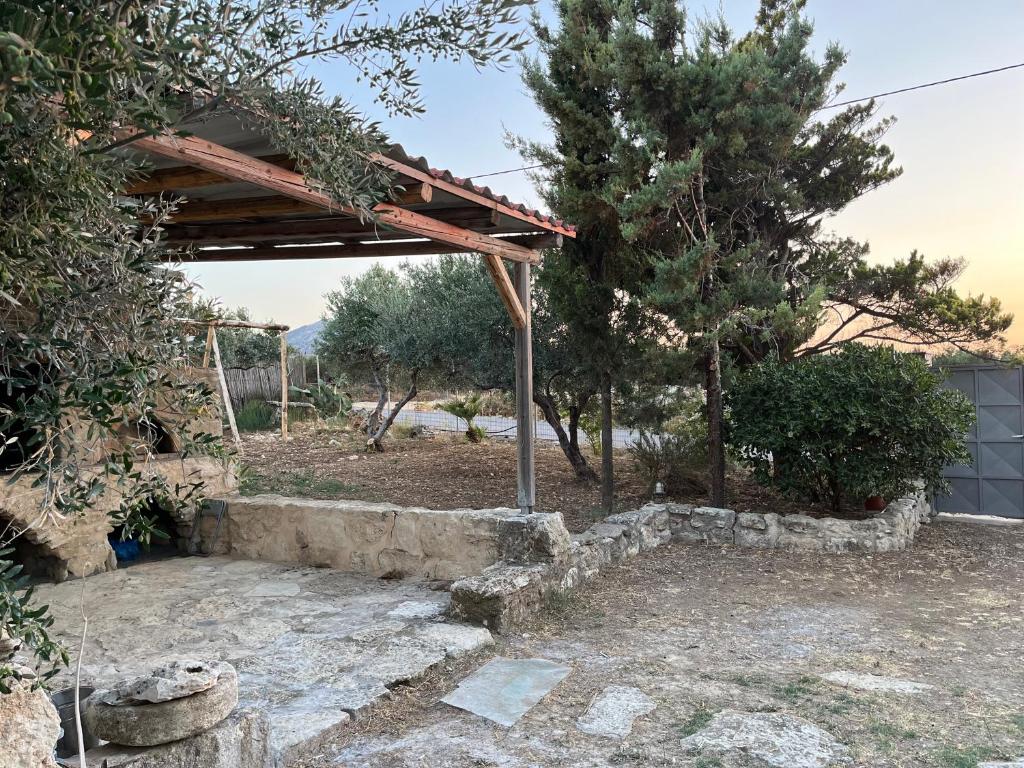 A garden outside Aletraki -Off-Grid Retreat Above Heraklion, Peaceful Views