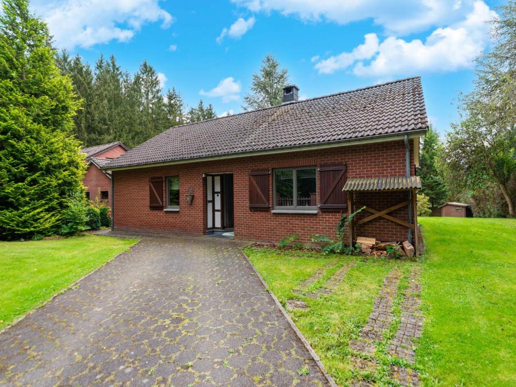 une maison en briques avec une allée en gravier dans l'établissement Stunning holiday home in Recht, à Recht