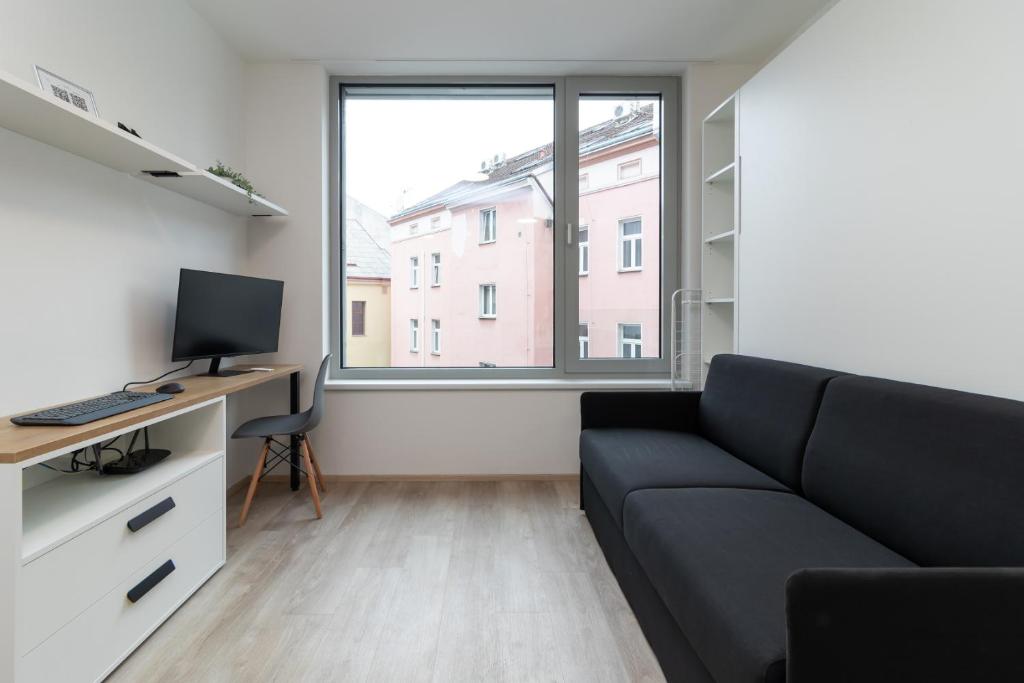 TV a/nebo společenská místnost v ubytování SMART Studio with Ultra Fast 1Gbps WiFi and Air Conditioning